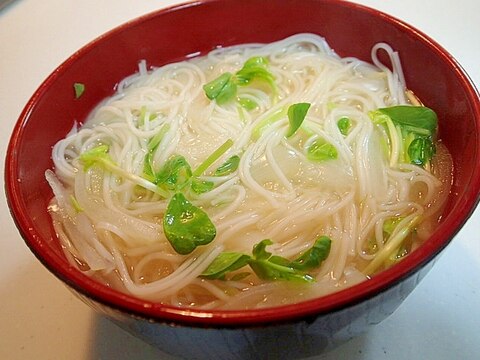 貝だしで　玉葱と豆苗の味噌にゅう麺